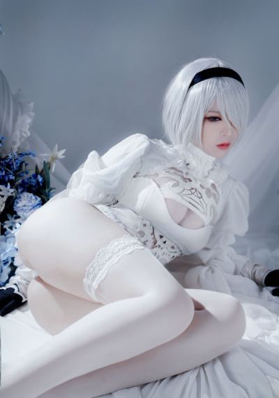 脱下衣服的漂亮姐姐