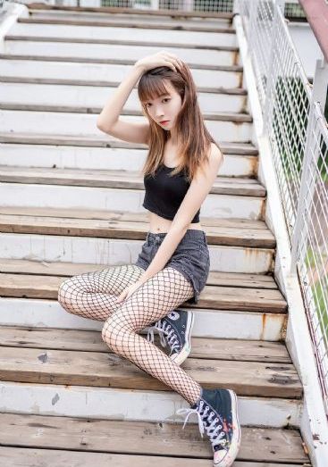 女仆扒开双腿让主人调教游戏